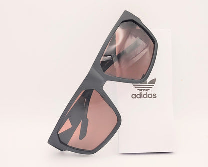 gafas de sol deportivas adidas sp0097 en negro mate con lentes marrones y varillas con aperturas de ventilación laterales