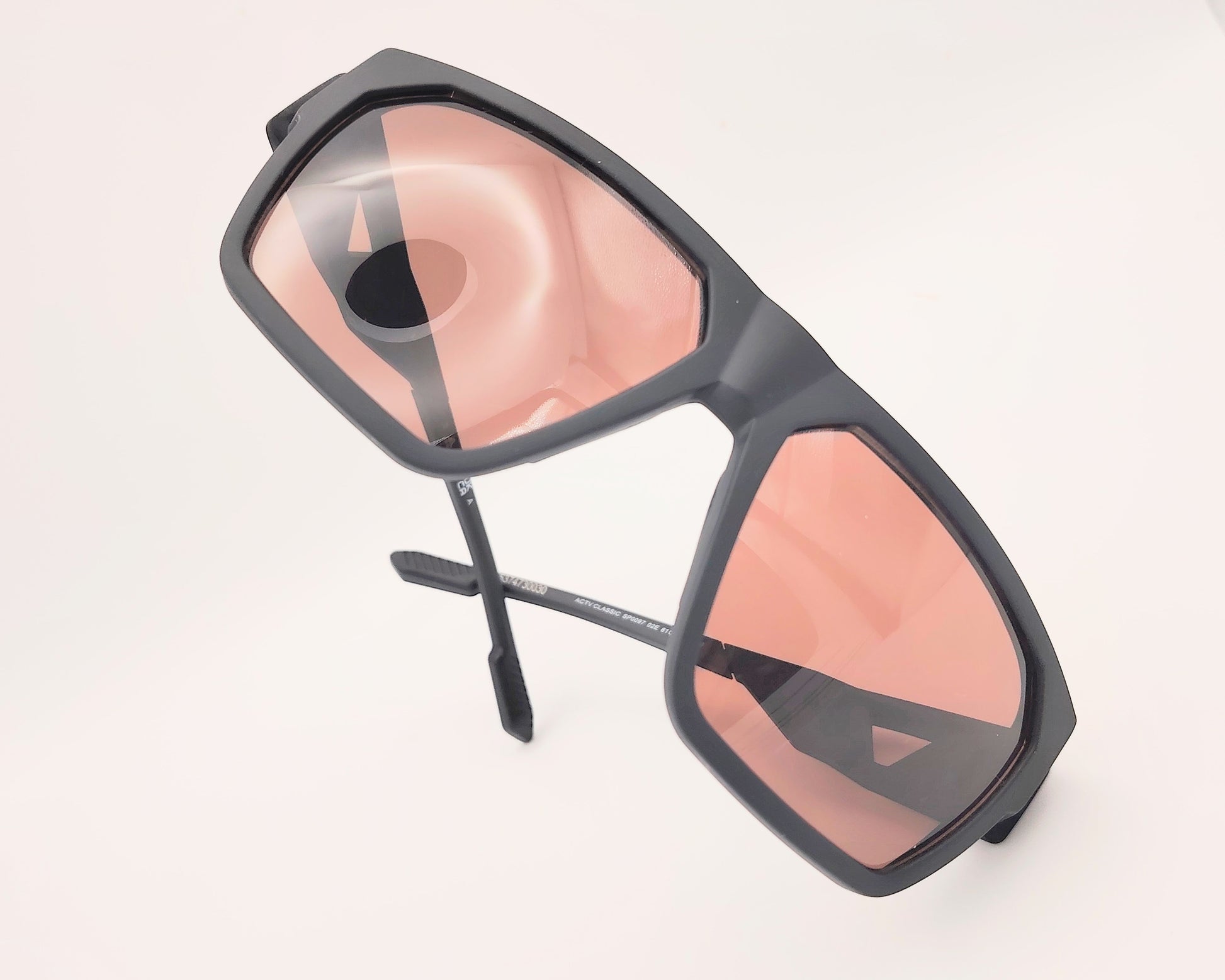 gafas de sol deportivas adidas sp0097 en negro mate con lentes marrones y varillas con aperturas de ventilación laterales