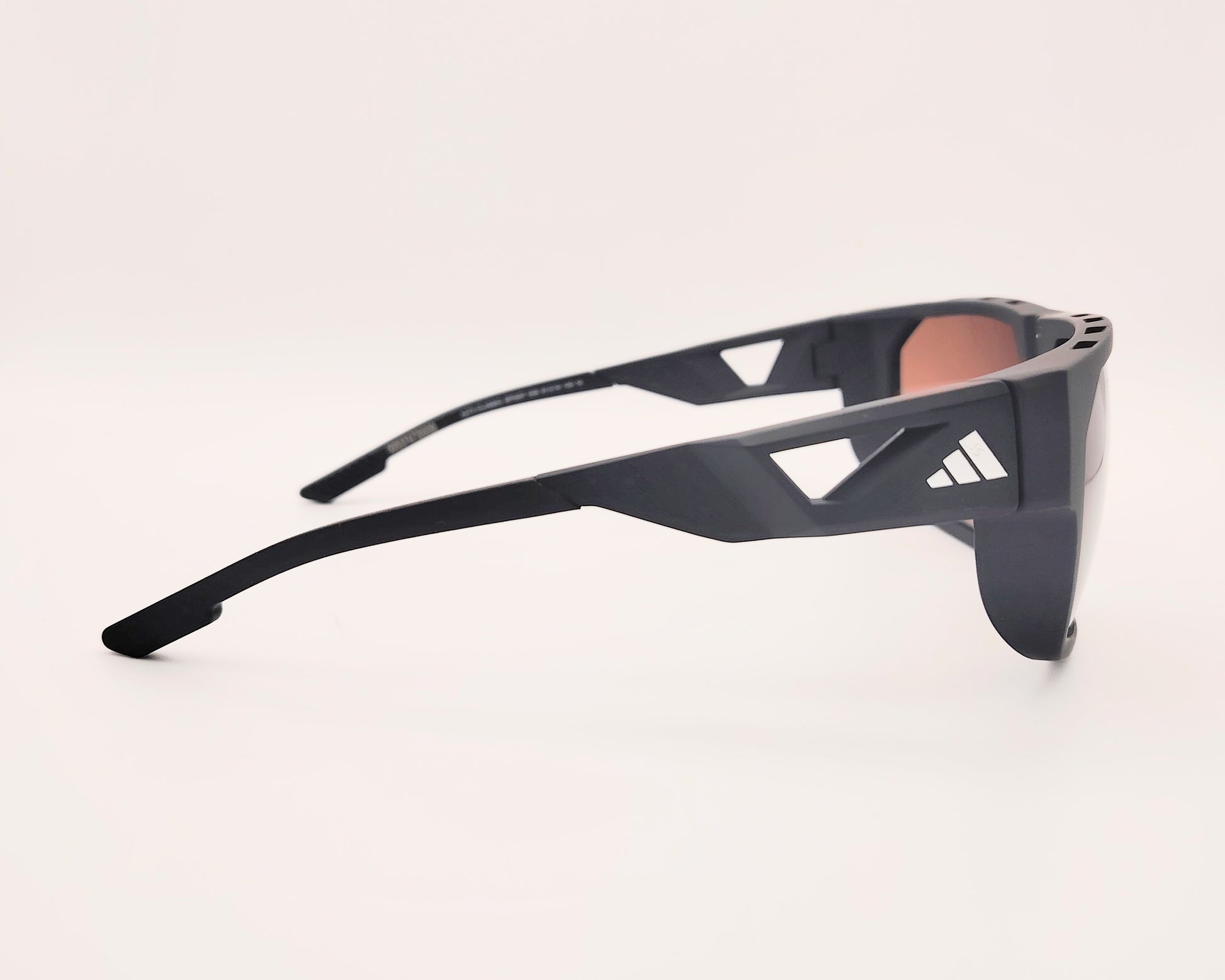 gafas de sol deportivas adidas sp0097 en negro mate con lentes marrones y varillas con aperturas de ventilación laterales