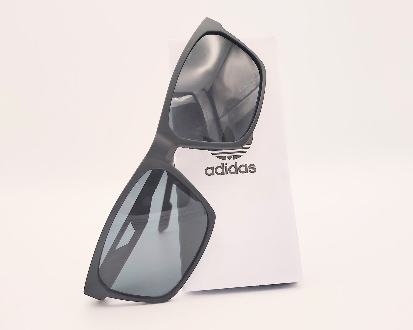 gafas de sol deportivas adidas sp0097 negro mate con lentes polarizadas y diseño de varilla técnica con ventilación lateral