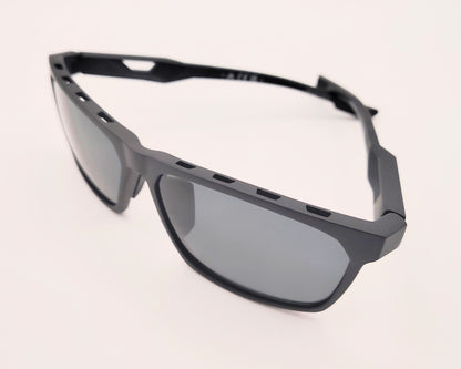 gafas de sol deportivas adidas sp0097 negro mate con lentes polarizadas y diseño de varilla técnica con ventilación lateral