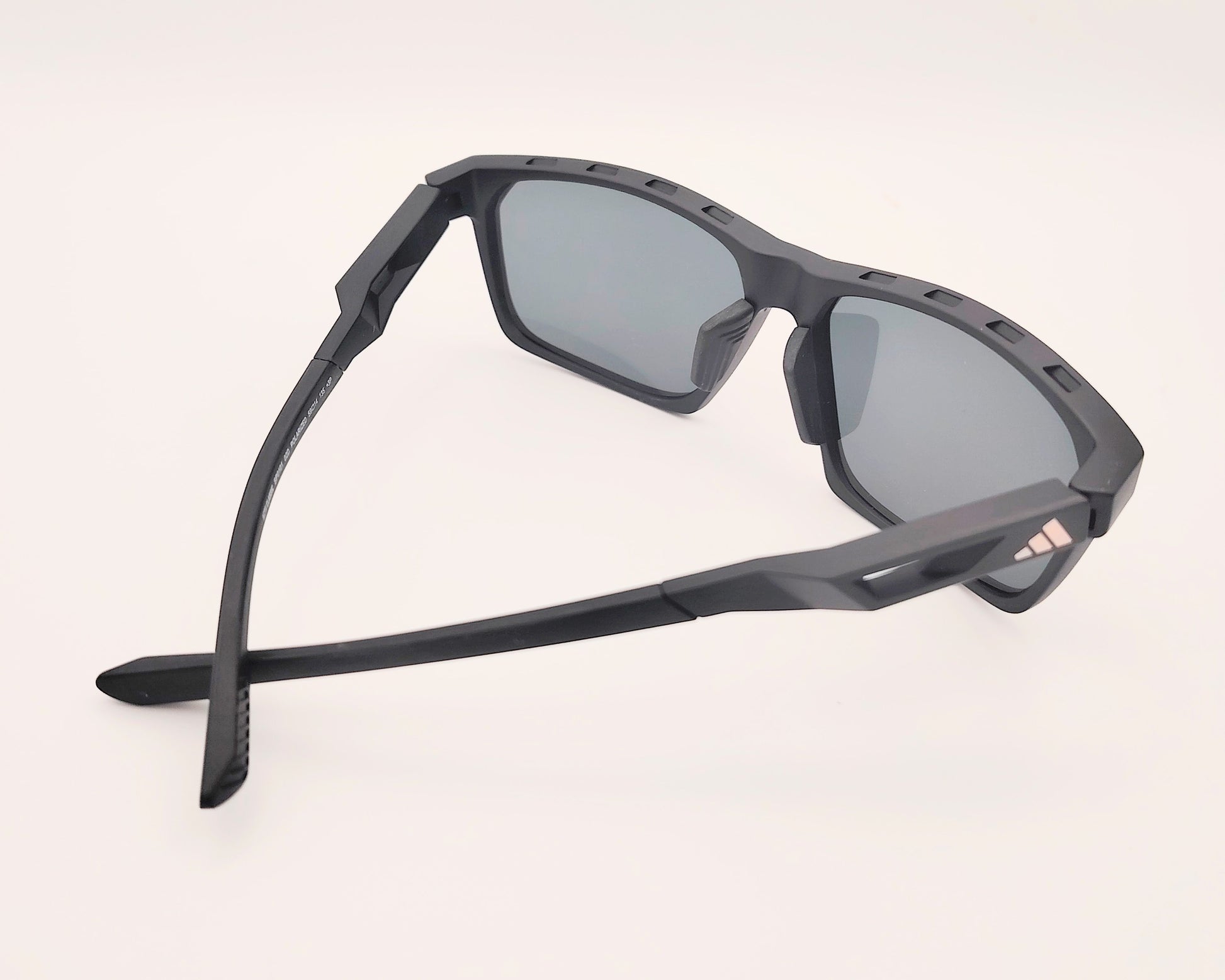 gafas de sol deportivas adidas sp0097 negro mate con lentes polarizadas y diseño de varilla técnica con ventilación lateral