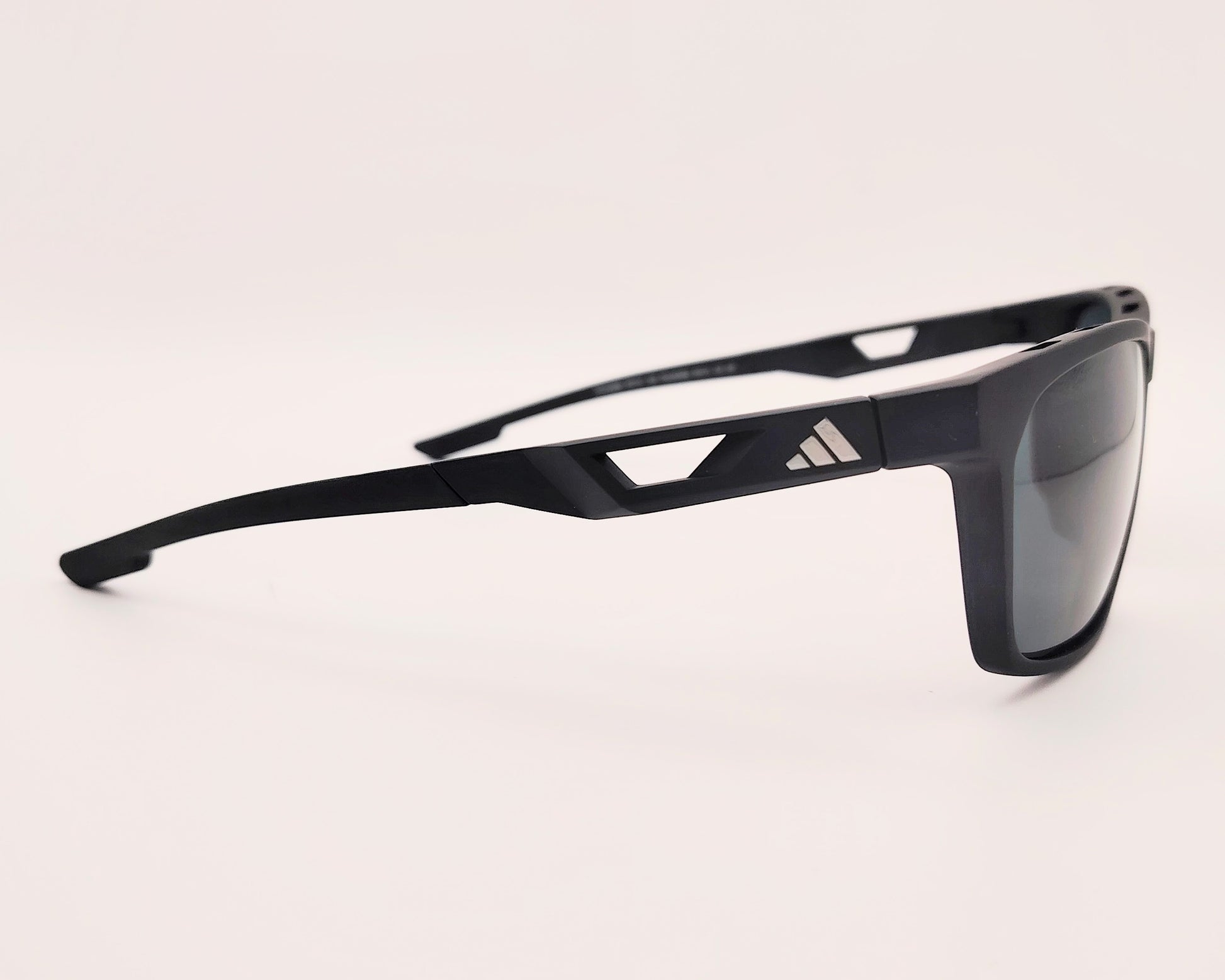 gafas de sol deportivas adidas sp0097 negro mate con lentes polarizadas y diseño de varilla técnica con ventilación lateral