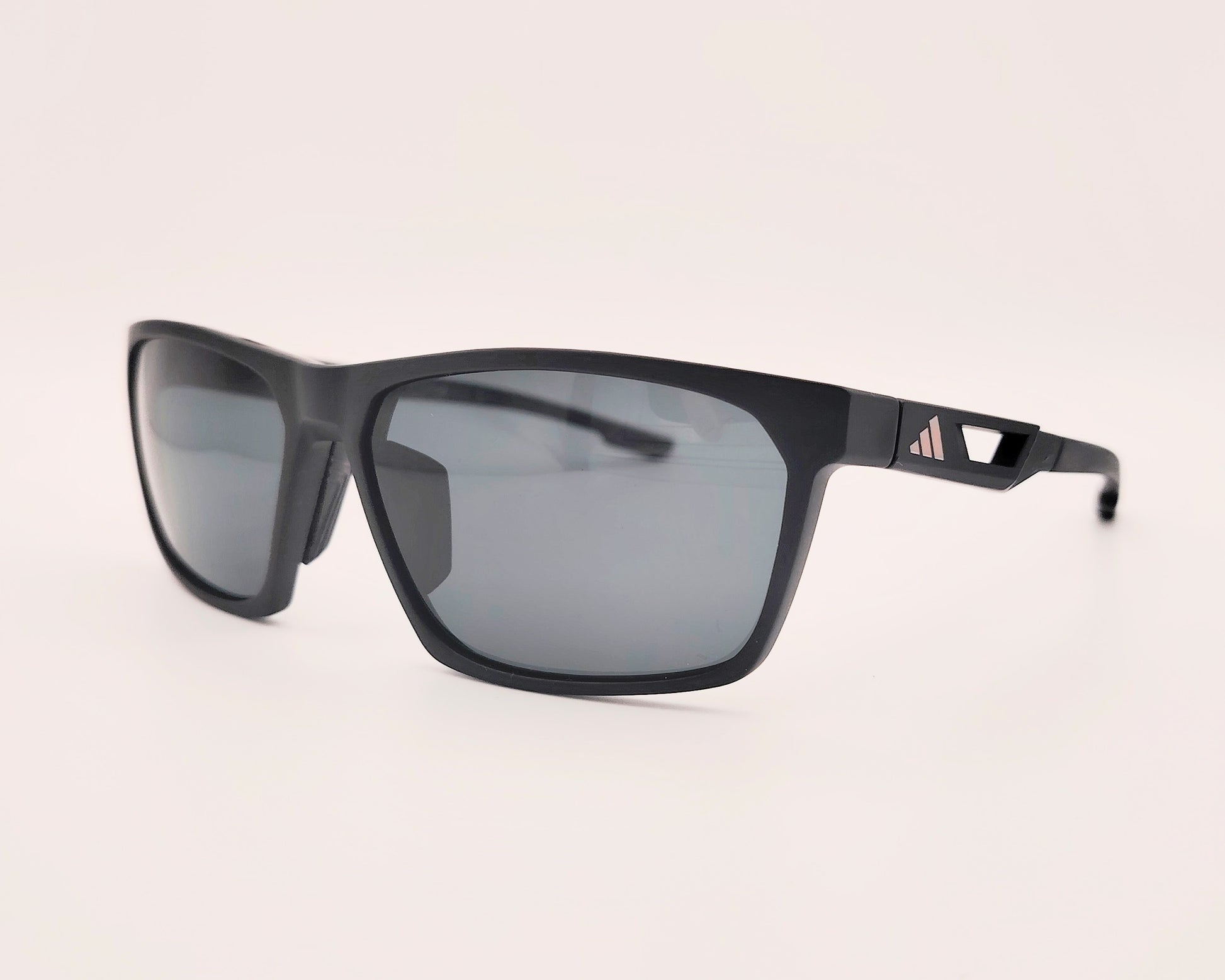 gafas de sol deportivas adidas sp0097 negro mate con lentes polarizadas y diseño de varilla técnica con ventilación lateral