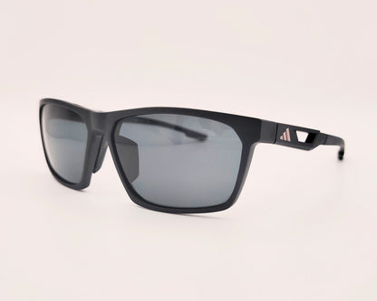 gafas de sol deportivas adidas sp0097 negro mate con lentes polarizadas y diseño de varilla técnica con ventilación lateral