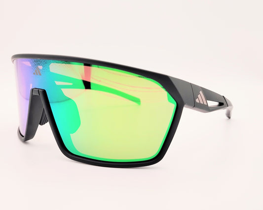 gafas de sol deportivas rectangulares con montura negra mate y lentes espejo verde con detalle de logo en las varillas