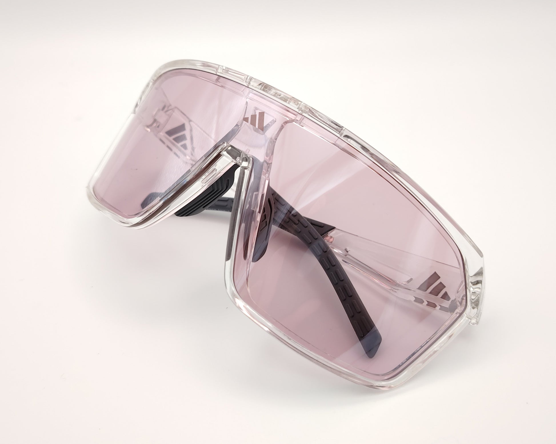 gafas de sol deportivas adidas sp0108 con montura transparente y lentes fotocromáticas en tono rosa