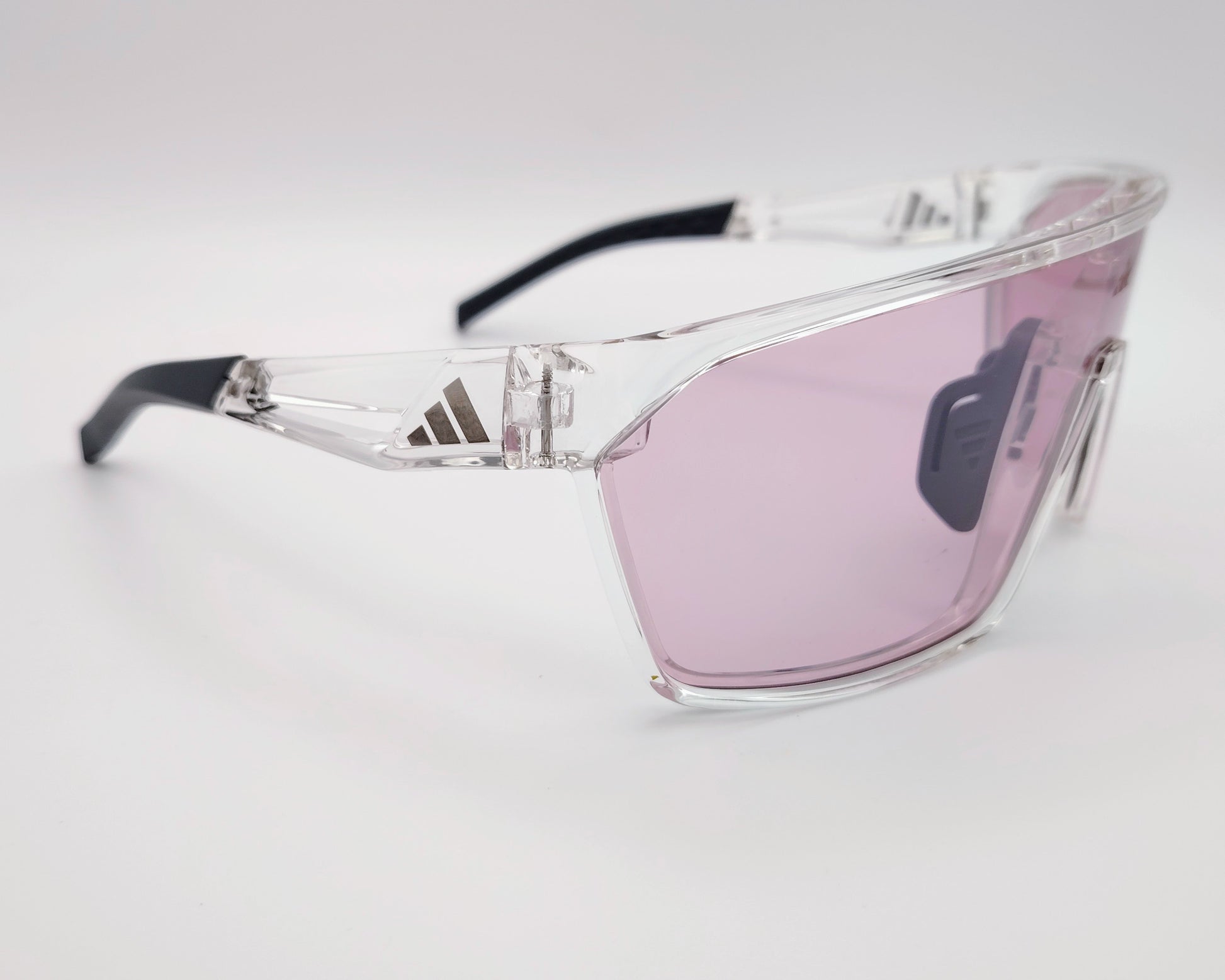 gafas de sol deportivas adidas sp0108 con montura transparente y lentes fotocromáticas en tono rosa
