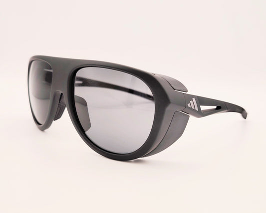 gafas de sol adidas sp0111 negro mate con detalle de ranuras de ventilación en la parte superior de la montura