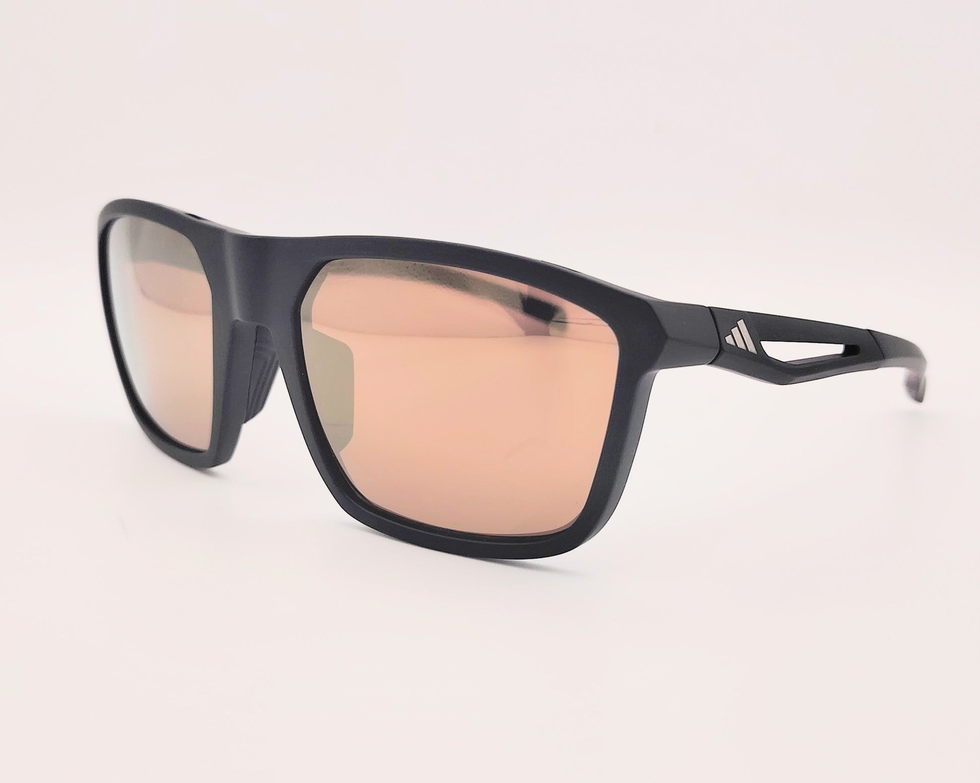 gafas de sol adidas sp0111 de color negro mate con lentes de espejo en dorado con detalles de ventilación en la montura