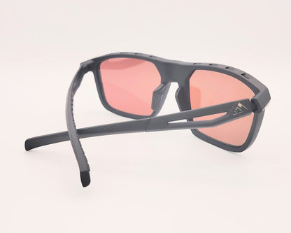 gafas de sol adidas sp0111 de color negro mate con lentes de espejo en dorado con detalles de ventilación en la montura