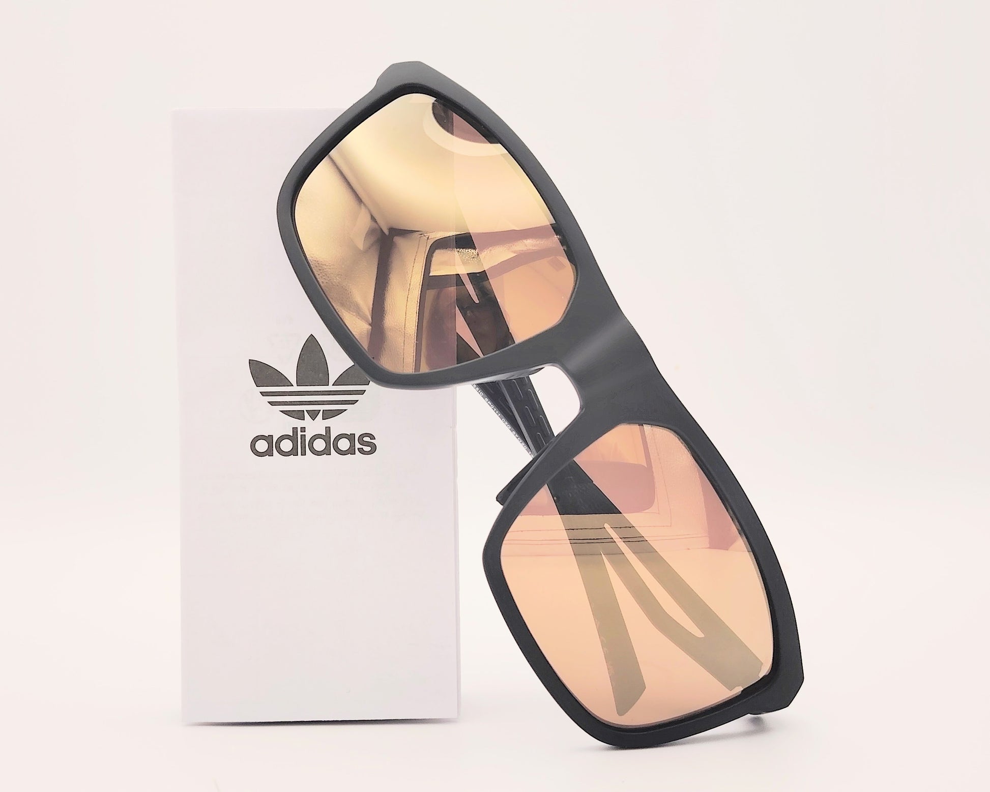 gafas de sol adidas sp0111 de color negro mate con lentes de espejo en dorado con detalles de ventilación en la montura