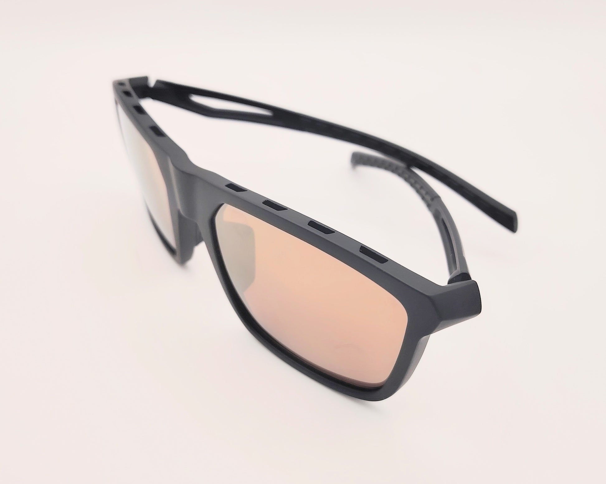 gafas de sol adidas sp0111 de color negro mate con lentes de espejo en dorado con detalles de ventilación en la montura