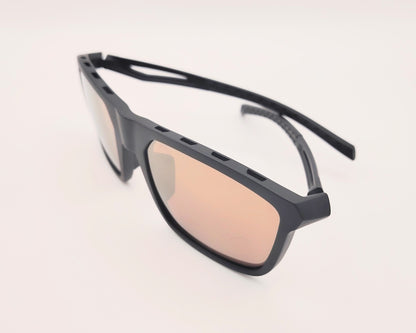 gafas de sol adidas sp0111 de color negro mate con lentes de espejo en dorado con detalles de ventilación en la montura