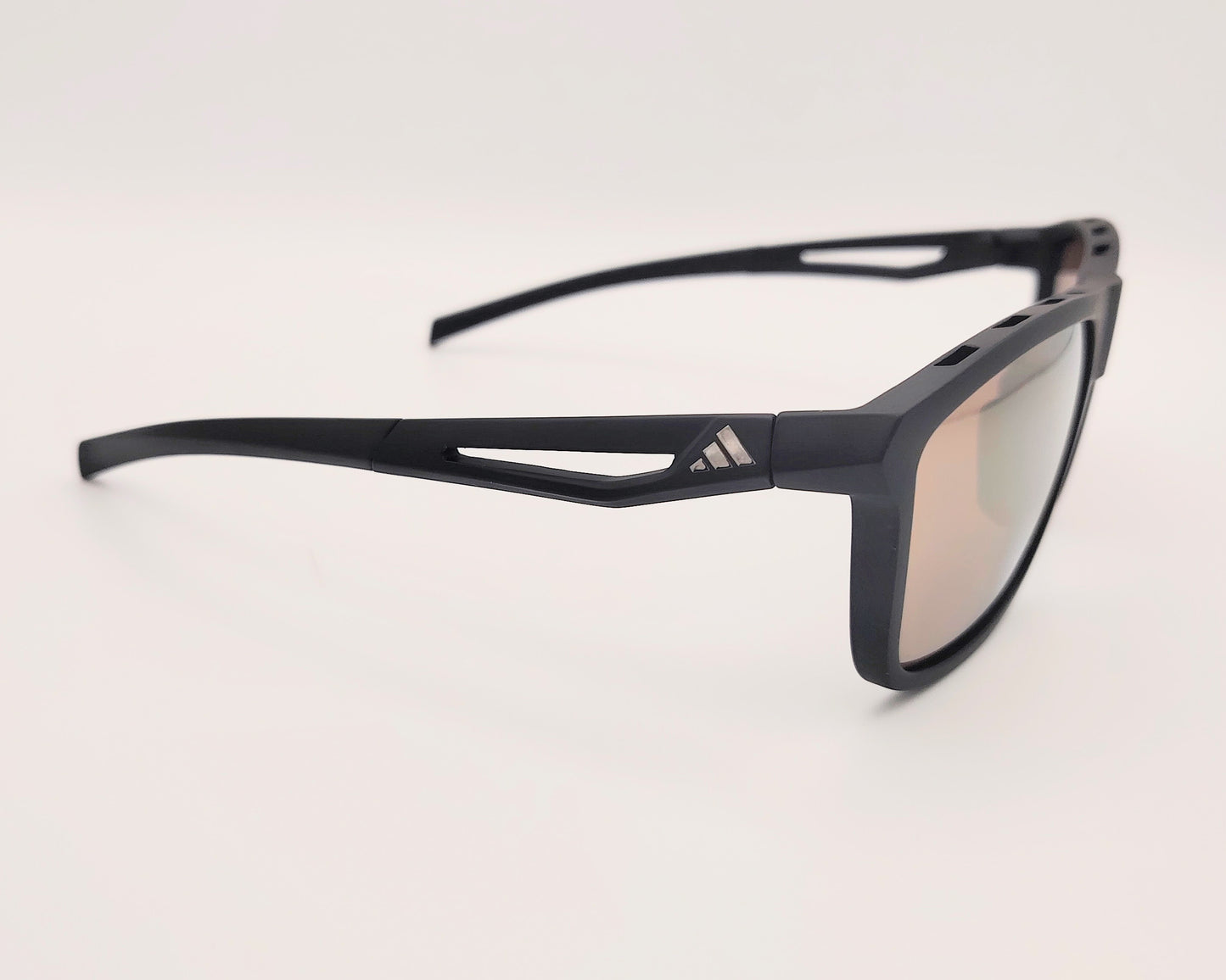 gafas de sol adidas sp0111 de color negro mate con lentes de espejo en dorado con detalles de ventilación en la montura