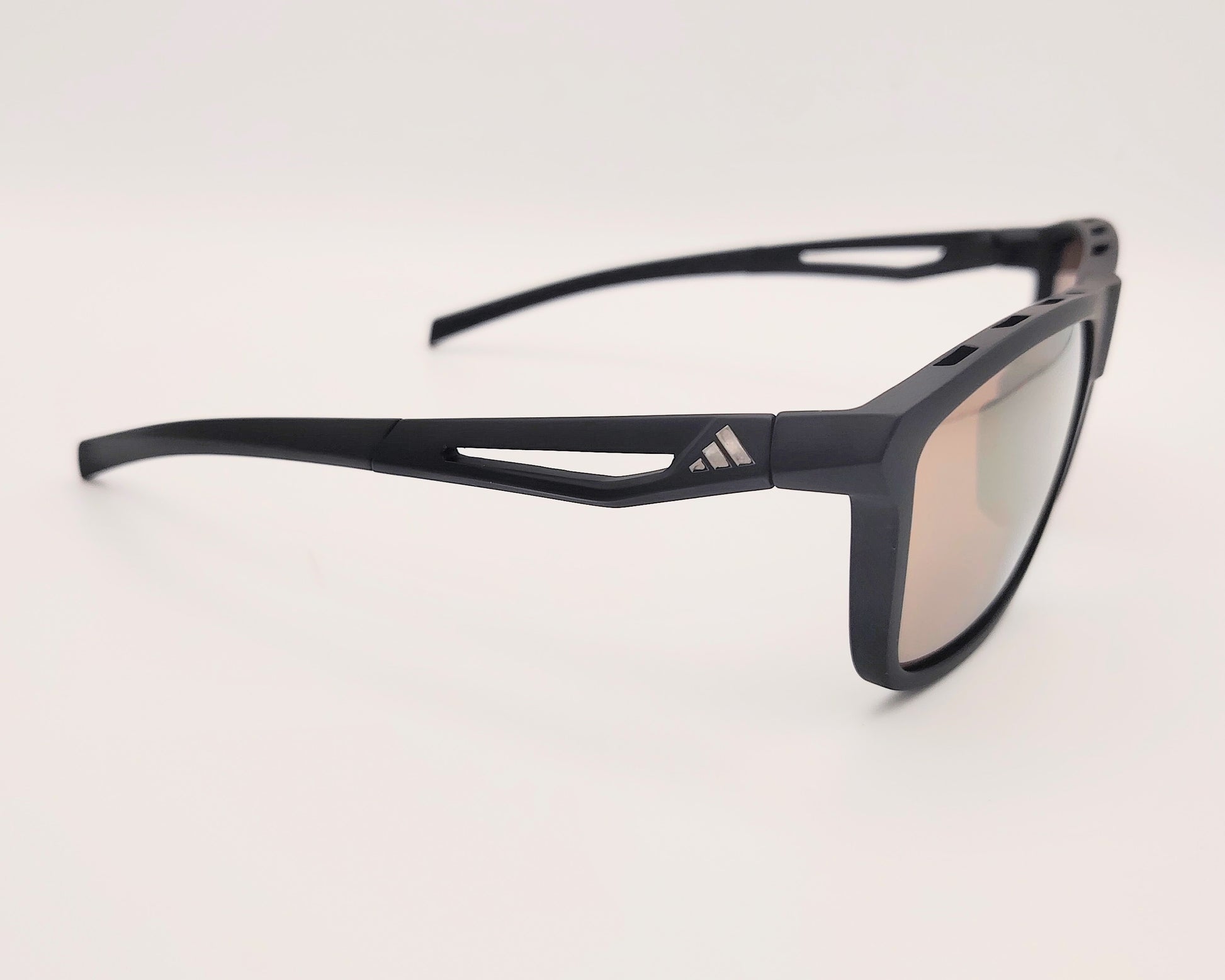 gafas de sol adidas sp0111 de color negro mate con lentes de espejo en dorado con detalles de ventilación en la montura