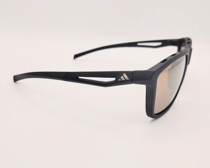 gafas de sol adidas sp0111 de color negro mate con lentes de espejo en dorado con detalles de ventilación en la montura