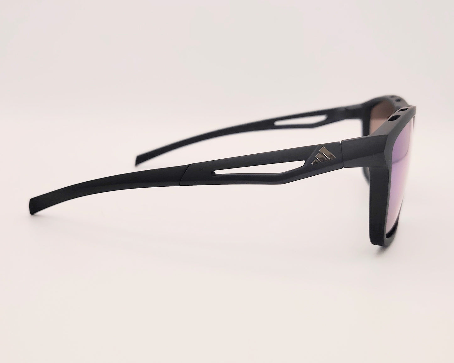 gafas de sol adidas sp0111 de color negro mate con lentes de espejo en verde con detalles de ventilación en la montura