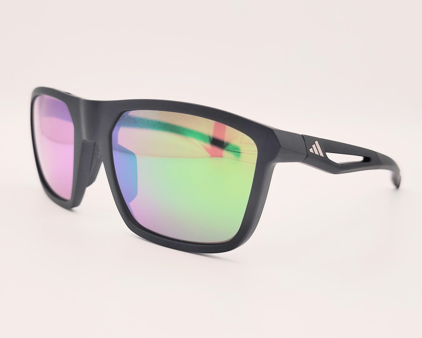 gafas de sol adidas sp0111 de color negro mate con lentes de espejo en verde con detalles de ventilación en la montura