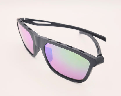gafas de sol adidas sp0111 de color negro mate con lentes de espejo en verde con detalles de ventilación en la montura