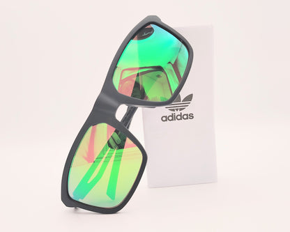gafas de sol adidas sp0111 de color negro mate con lentes de espejo en verde con detalles de ventilación en la montura