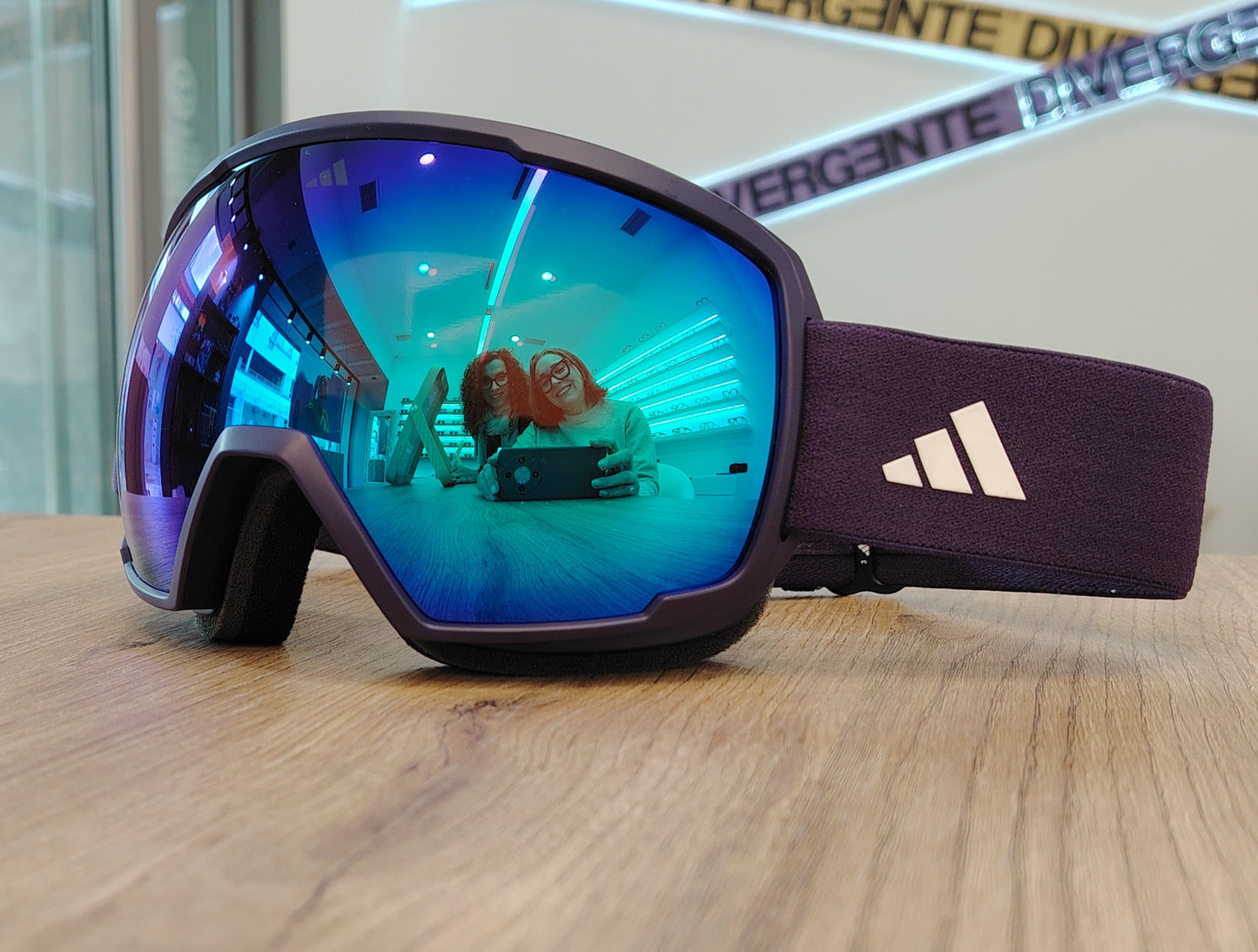 gafas de esquí lila con lente espejo azul iridiscente y cinta elástica a juego