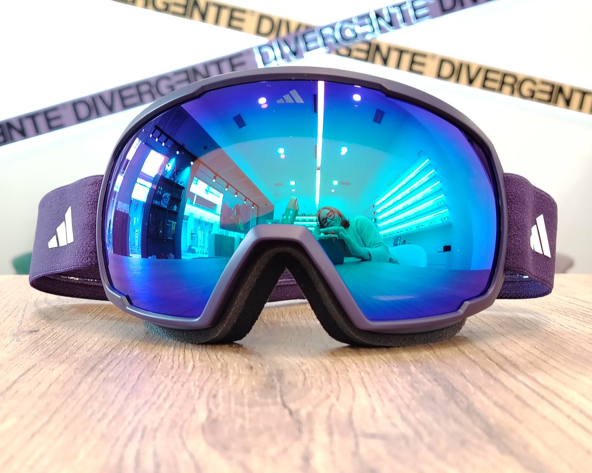 gafas de esquí lila con lente espejo azul iridiscente y cinta elástica a juego
