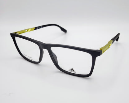 adidas sp5070 002 gafas de vista con montura rectangular en negro detalles en verde lima en las varillas para un toque deportivo diseño ligero y cómodo ideal para un estilo dinámico y urbano