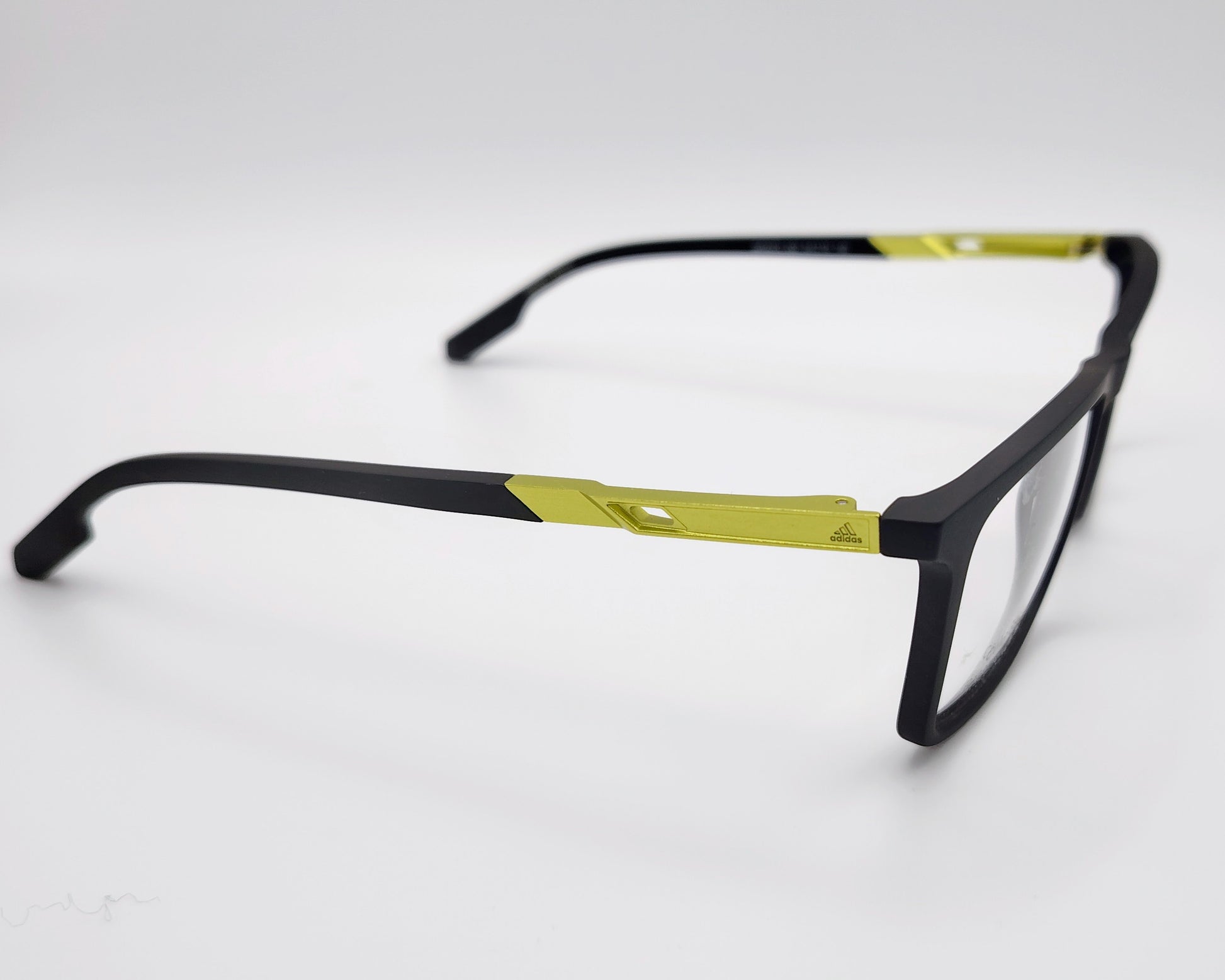 adidas sp5070 002 gafas de vista con montura rectangular en negro detalles en verde lima en las varillas para un toque deportivo diseño ligero y cómodo ideal para un estilo dinámico y urbano