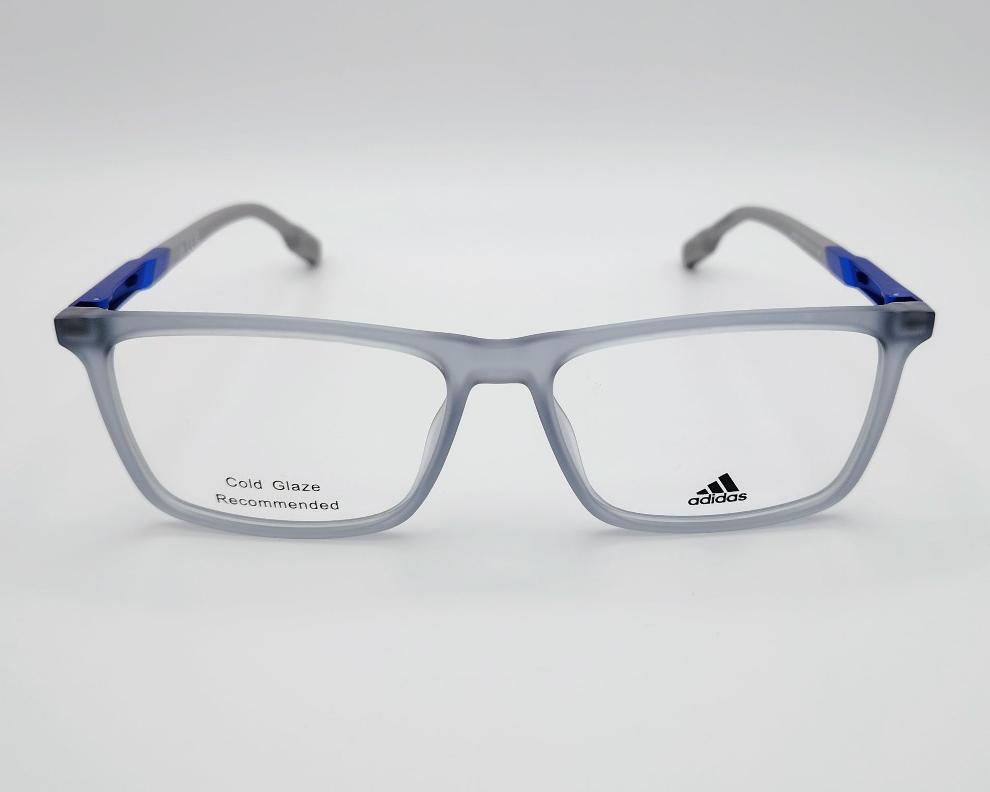 adidas sp5070 020 gafas graduadas de forma rectangular con montura en gris translúcido y detalles en azul diseño ligero y moderno con un estilo deportivo ideal para el uso diario