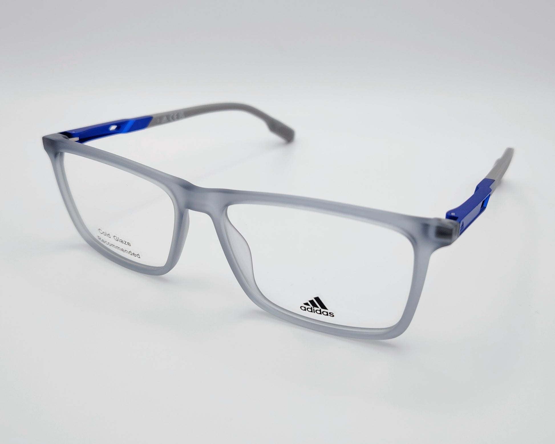 adidas sp5070 020 gafas graduadas de forma rectangular con montura en gris translúcido y detalles en azul diseño ligero y moderno con un estilo deportivo ideal para el uso diario