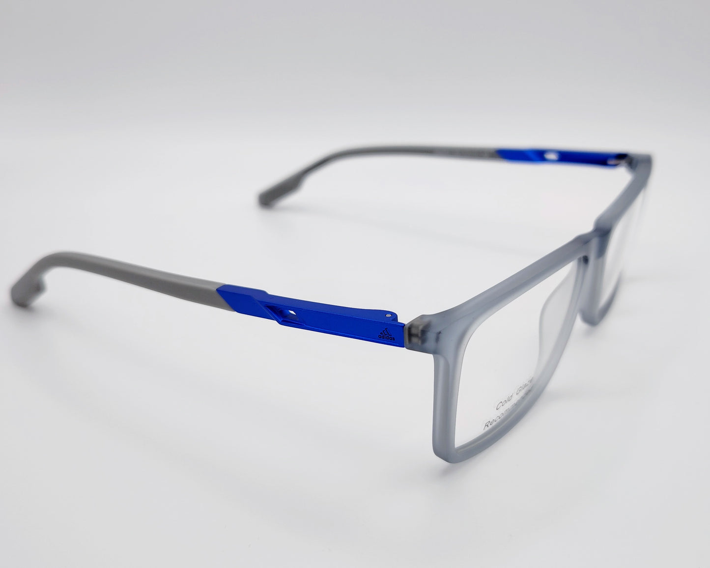 adidas sp5070 020 gafas graduadas de forma rectangular con montura en gris translúcido y detalles en azul diseño ligero y moderno con un estilo deportivo ideal para el uso diario