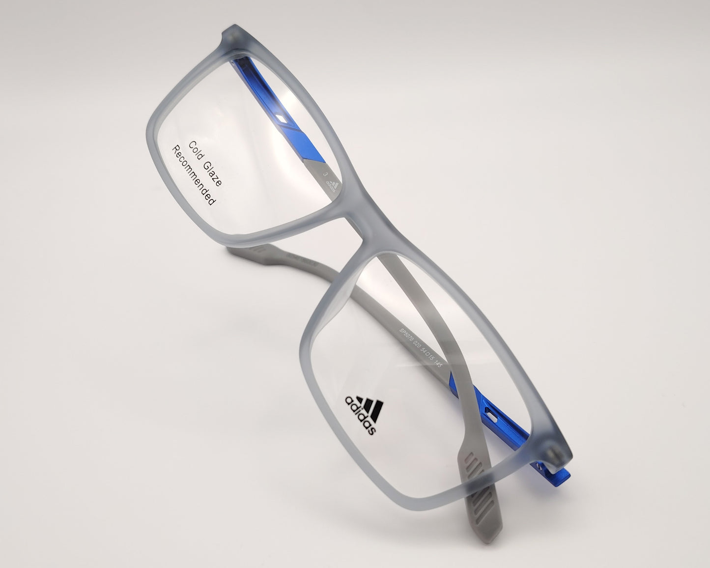 adidas sp5070 020 gafas graduadas de forma rectangular con montura en gris translúcido y detalles en azul diseño ligero y moderno con un estilo deportivo ideal para el uso diario