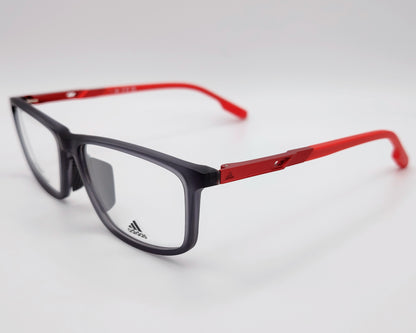 adidas sp5086h 020 gafas de vista con montura rectangular en gris mate combinada con varillas  en rojo diseño deportivo y ligero con detalles dinámicos en las patillas ideales para un estilo activo y moderno