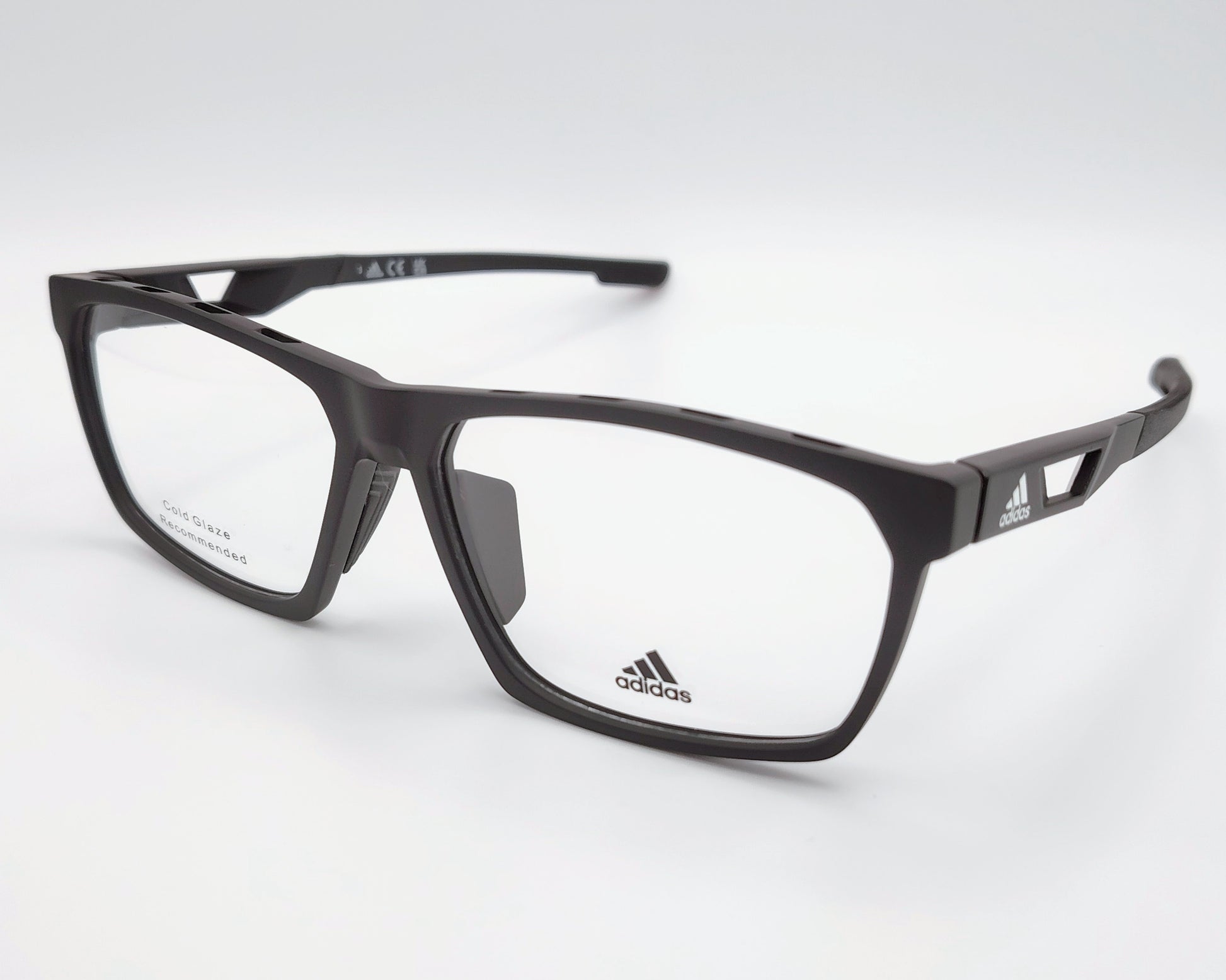 adidas sp5087h 002 gafas de vista con montura rectangular en color negro diseño deportivo con detalles perforados en la varilla y logo de adidas ideal para un estilo activo y dinámico