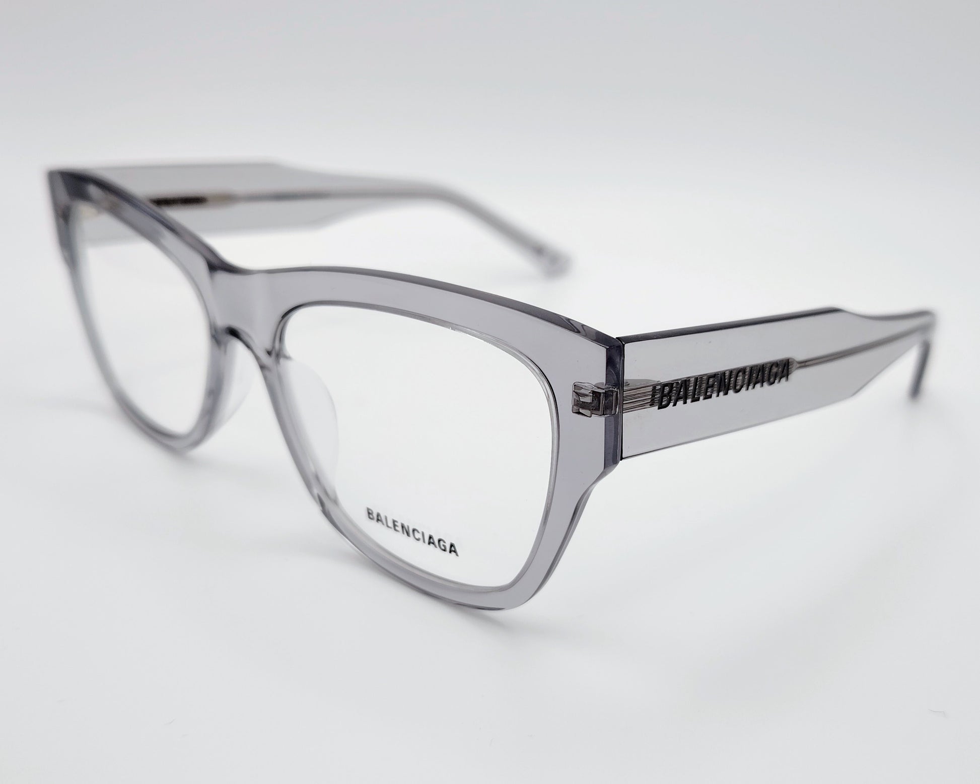 gafas balenciaga bb0309O 005 montura de acetato gris transparente con forma cat eyes varillas anchas con logo en relieve