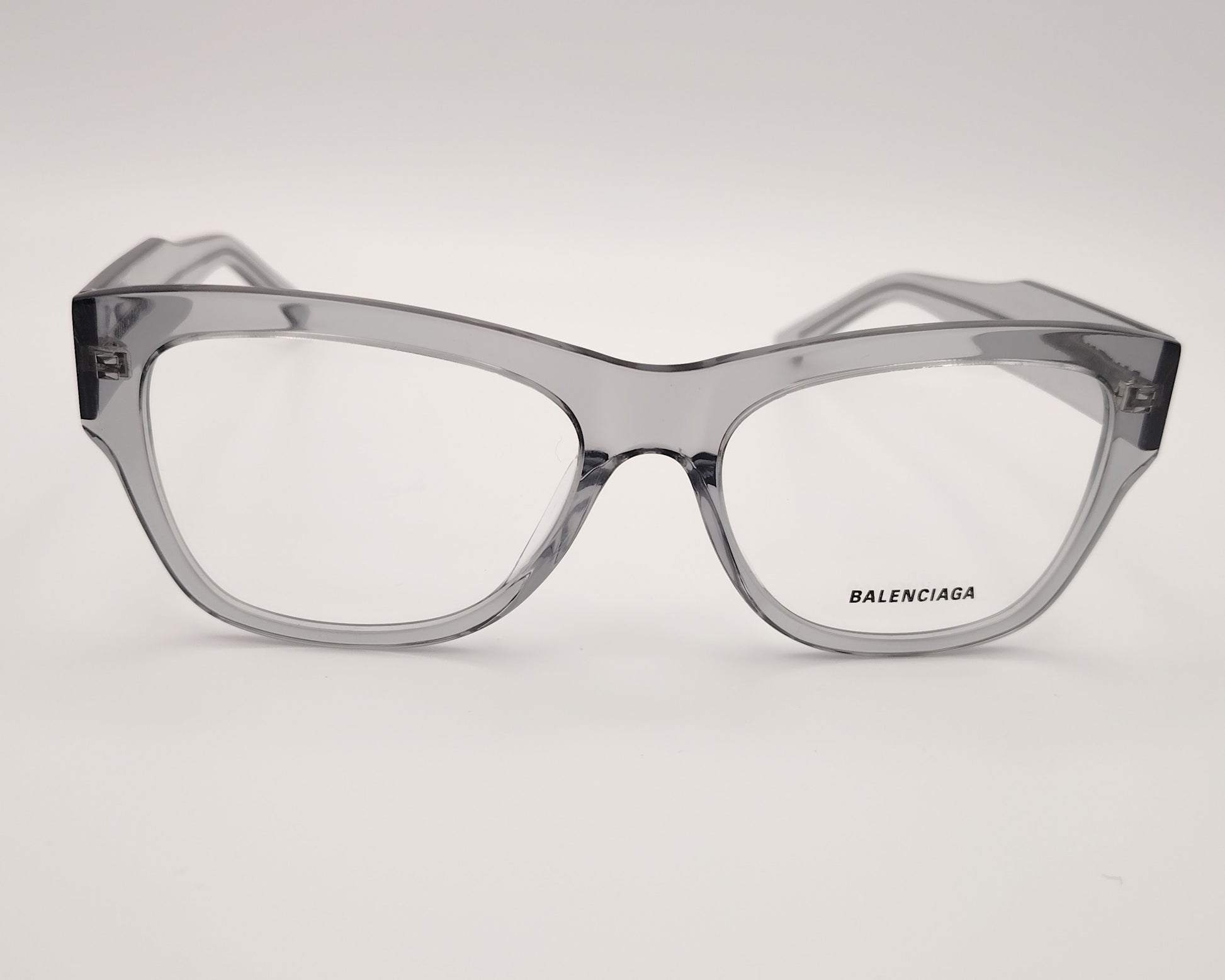 gafas balenciaga bb0309O 005 montura de acetato gris transparente con forma cat eyes varillas anchas con logo en relieve