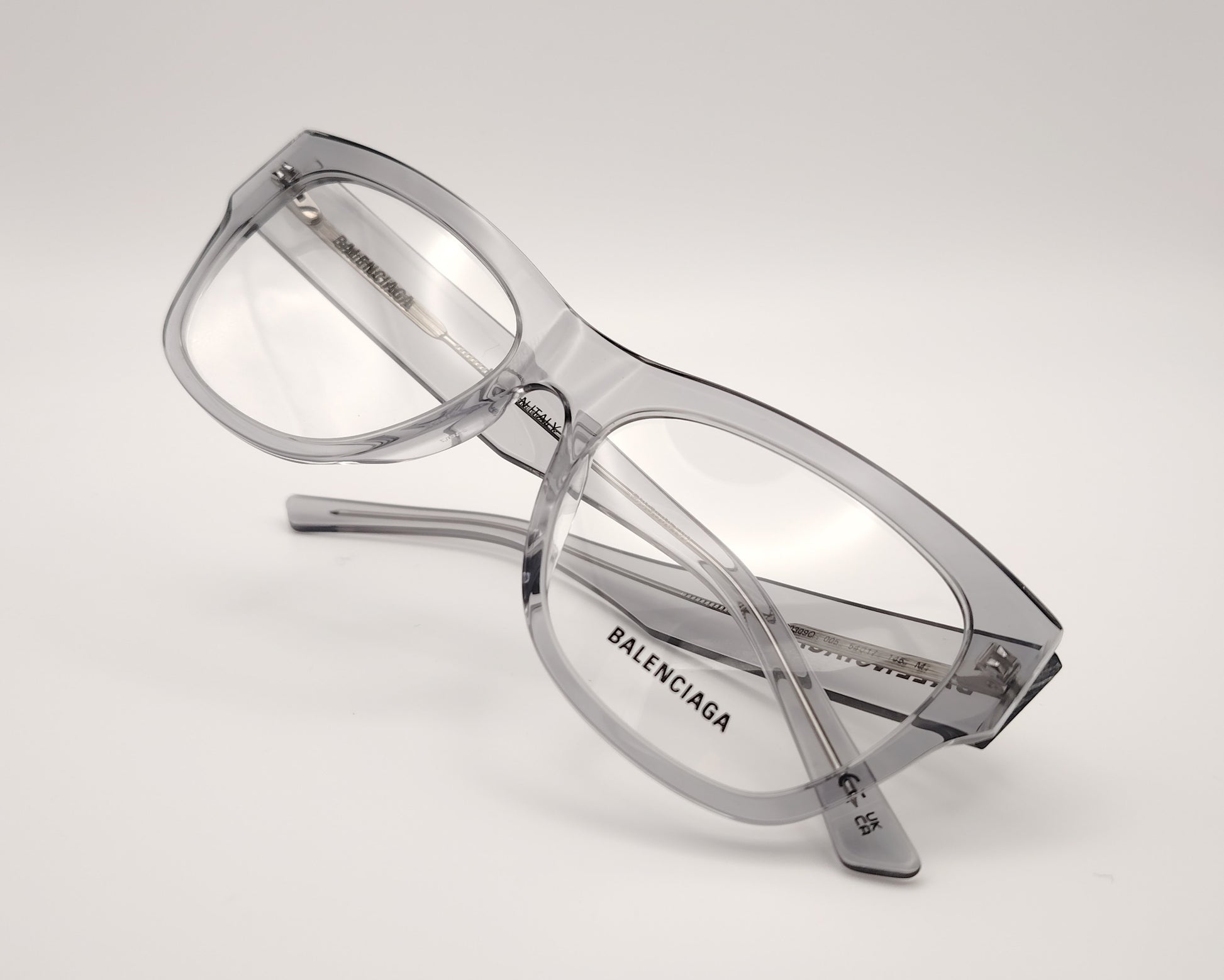 gafas balenciaga bb0309O 005 montura de acetato gris transparente con forma cat eyes varillas anchas con logo en relieve