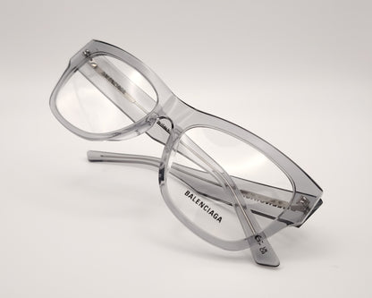 gafas balenciaga bb0309O 005 montura de acetato gris transparente con forma cat eyes varillas anchas con logo en relieve