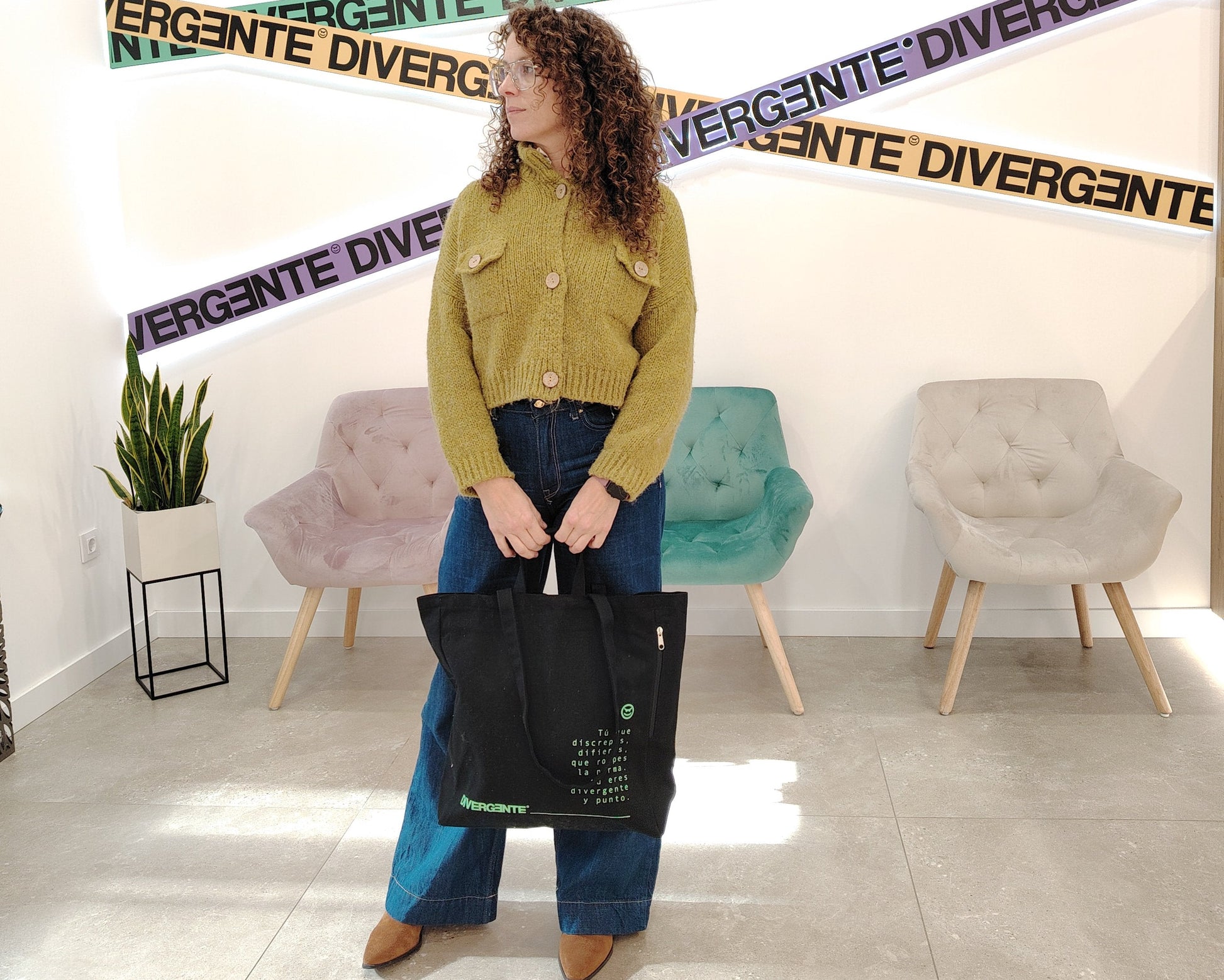 bolsa tote divergente de algodón reciclado negro con cremallera lateral