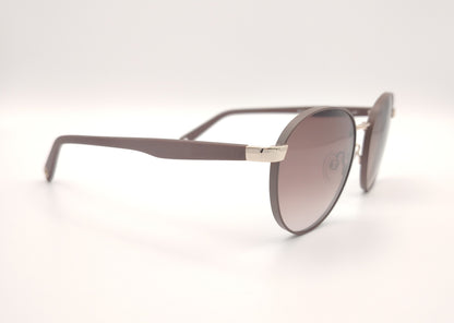 gafas de sol redondas con montura marrón y detalles dorados en los talones
