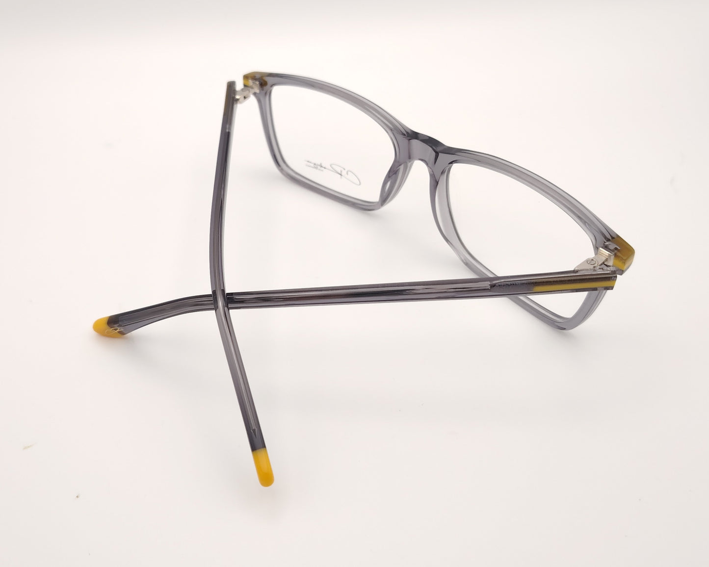 gafas graduadas en gris traslúcido rectangulares con detalles en amarillo 