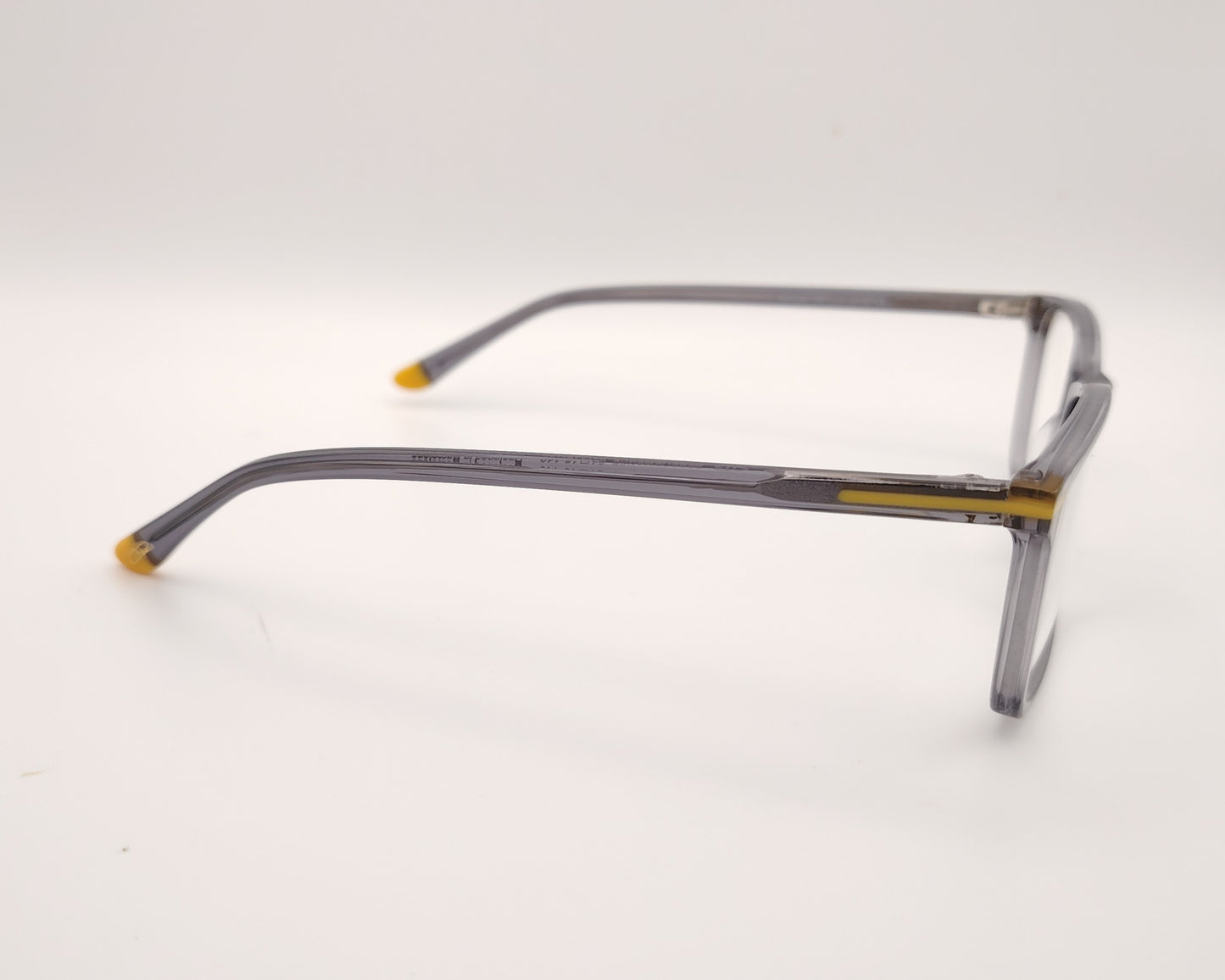 gafas graduadas en gris traslúcido rectangulares con detalles en amarillo 