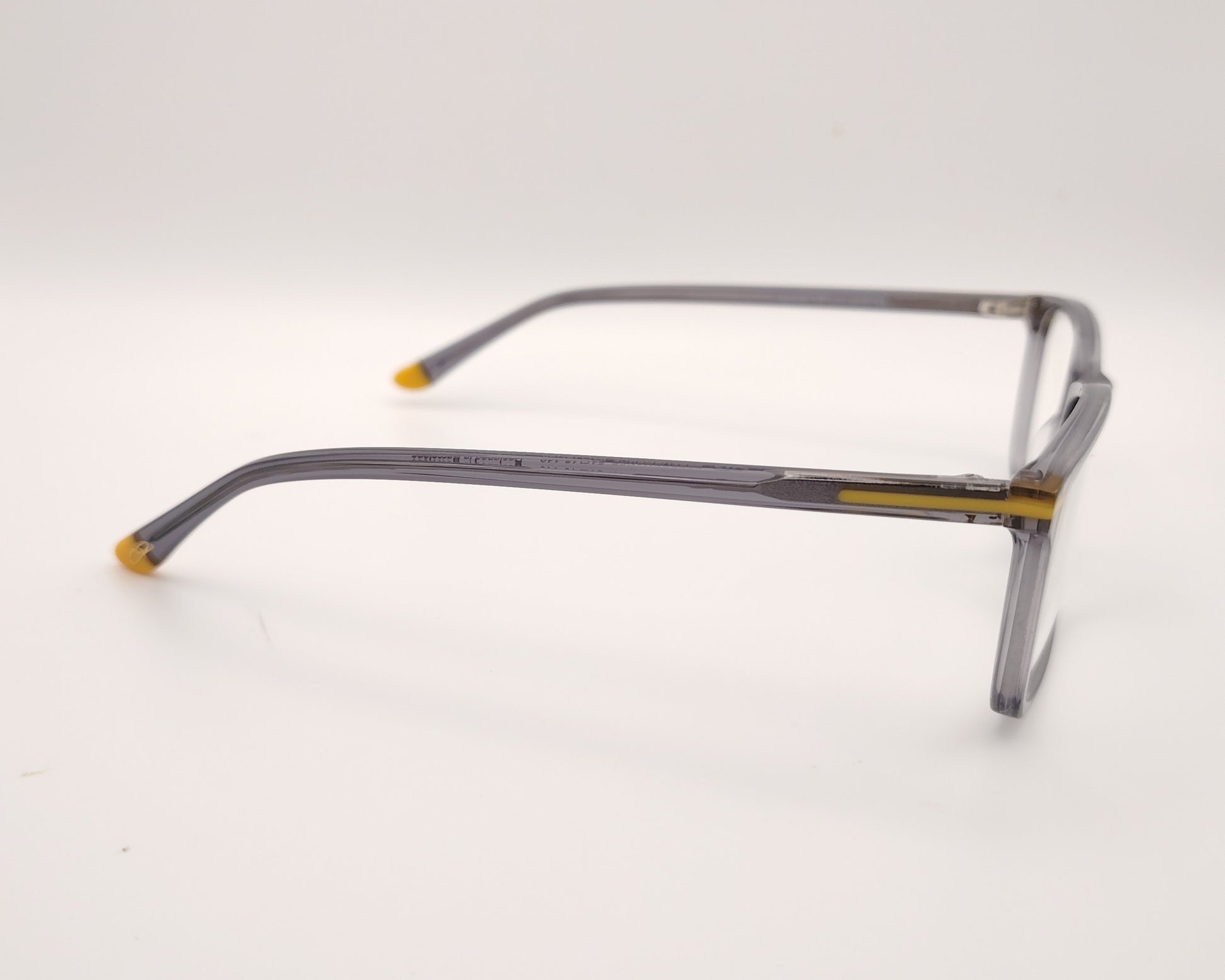 gafas graduadas en gris traslúcido rectangulares con detalles en amarillo 