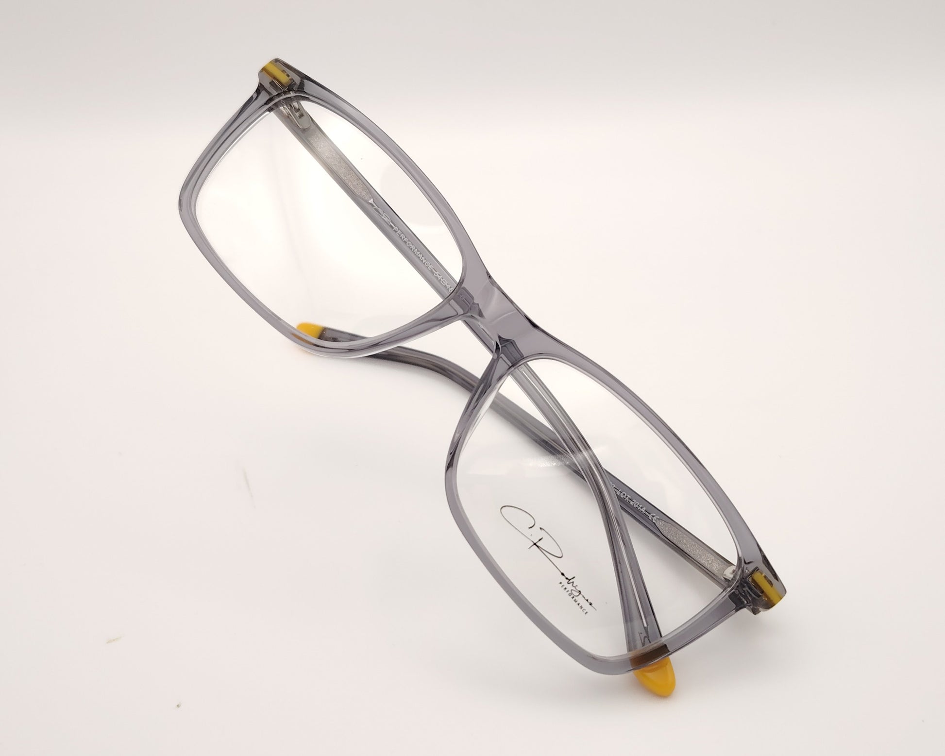 gafas graduadas en gris traslúcido rectangulares con detalles en amarillo 