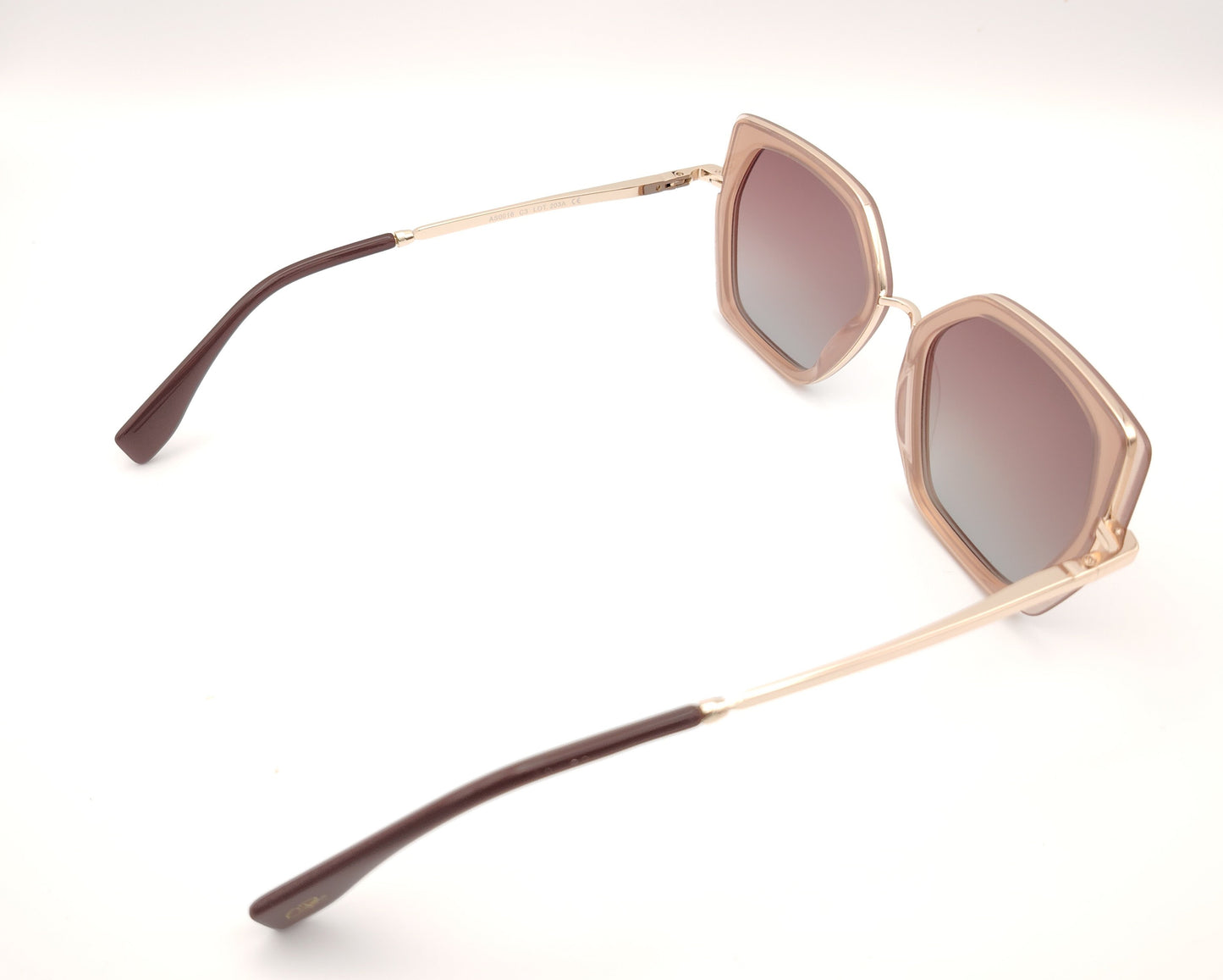 gafas de sol polarizadas rosa translúcido con montura geométrica y varillas doradas