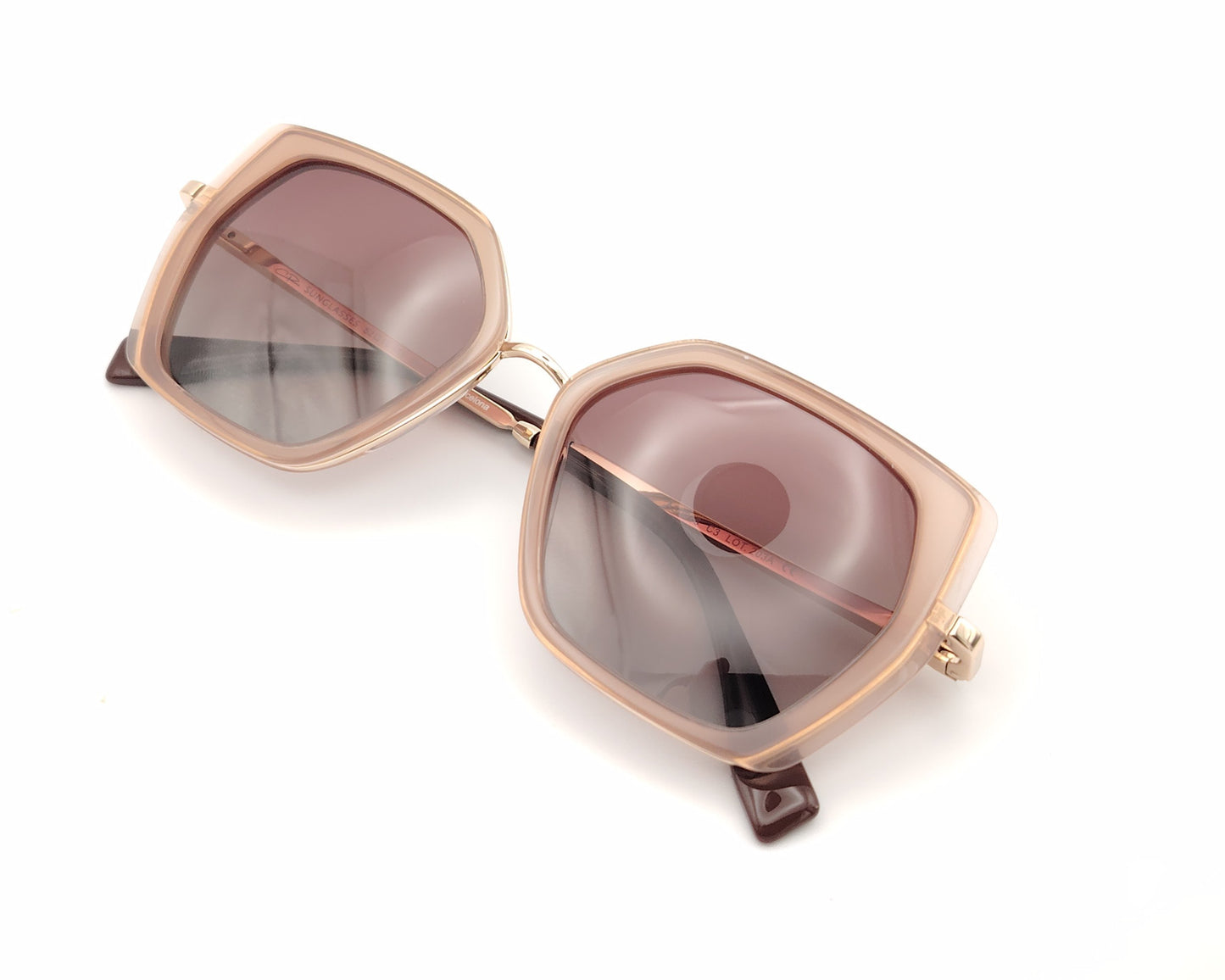 gafas de sol polarizadas rosa translúcido con montura geométrica y varillas doradas