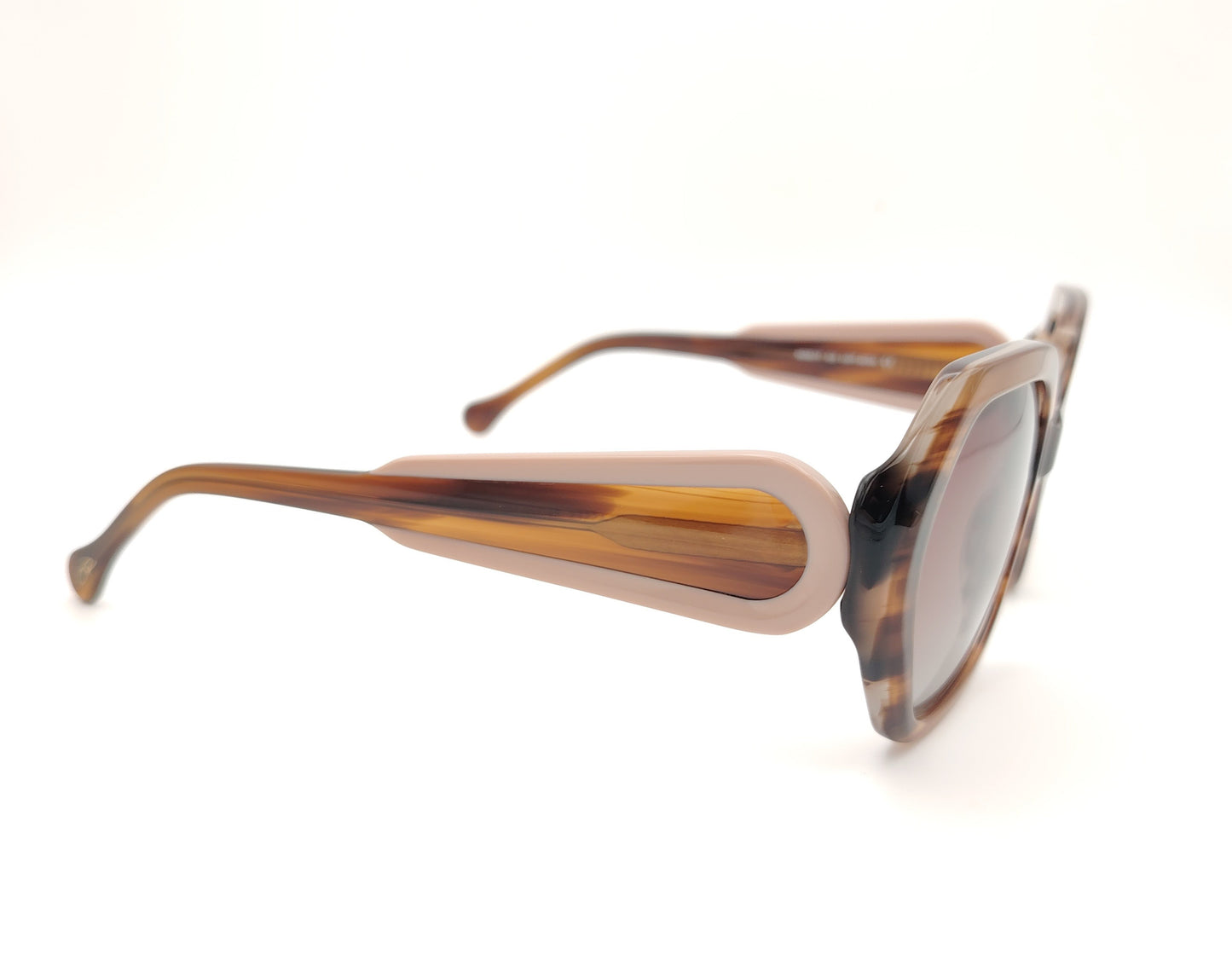 gafas de sol polarizadas oversize veteadas en tonos marrón miel con varillas color maquillaje