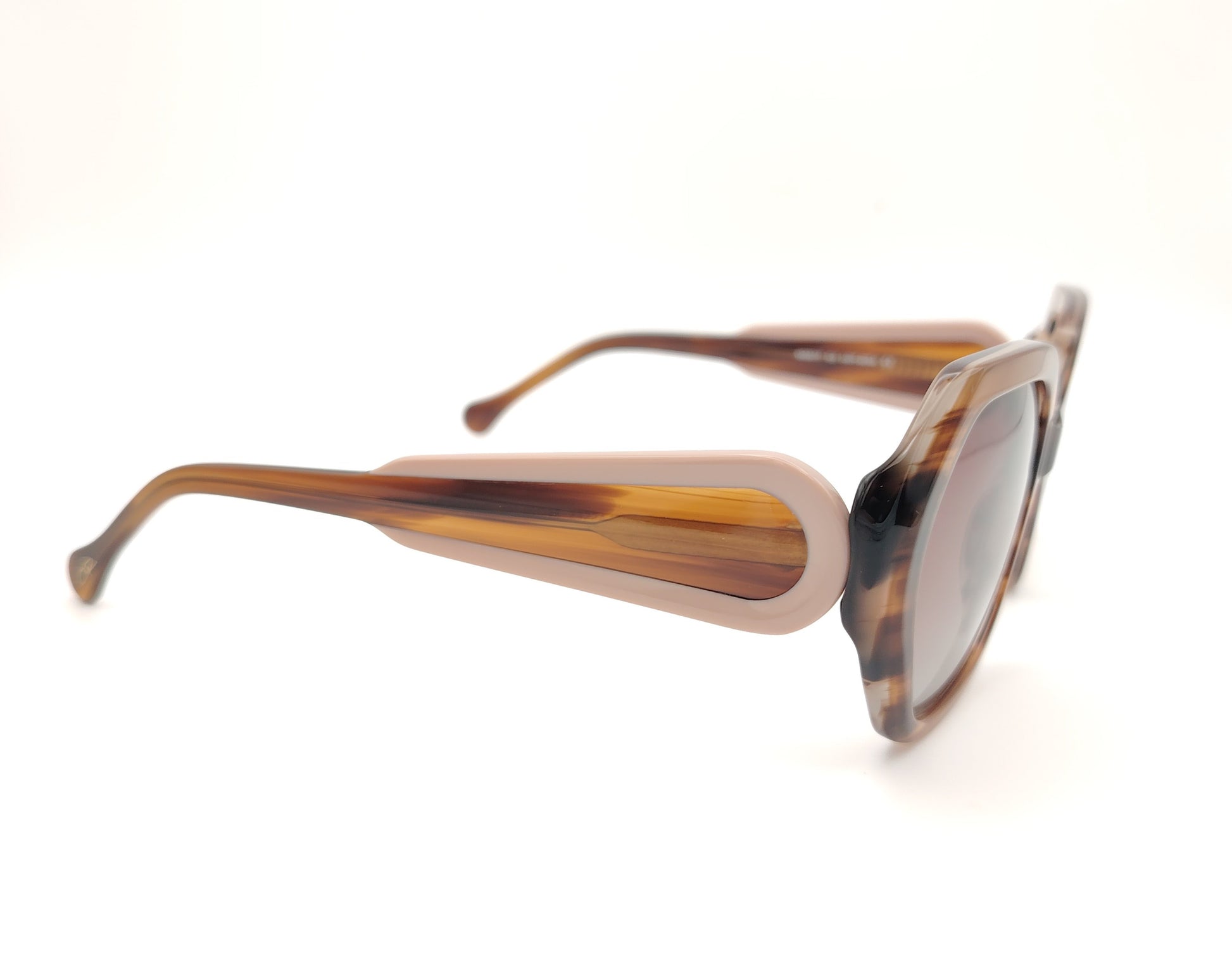 gafas de sol polarizadas oversize veteadas en tonos marrón miel con varillas color maquillaje