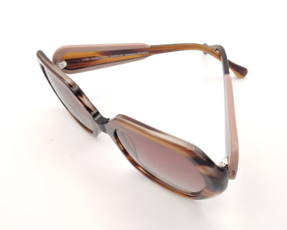 gafas de sol polarizadas oversize veteadas en tonos marrón miel con varillas color maquillaje